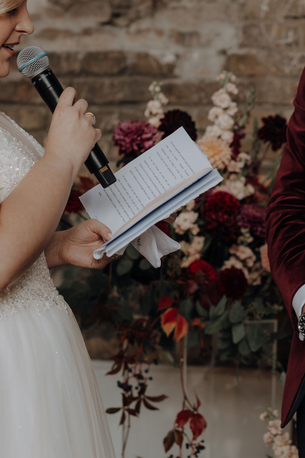 trauung Inder charité in der hoersaalruine mit mir als hochzeitsfotograf und roten tollen Blumen in berlin in einer tollen hochzeitsloaction