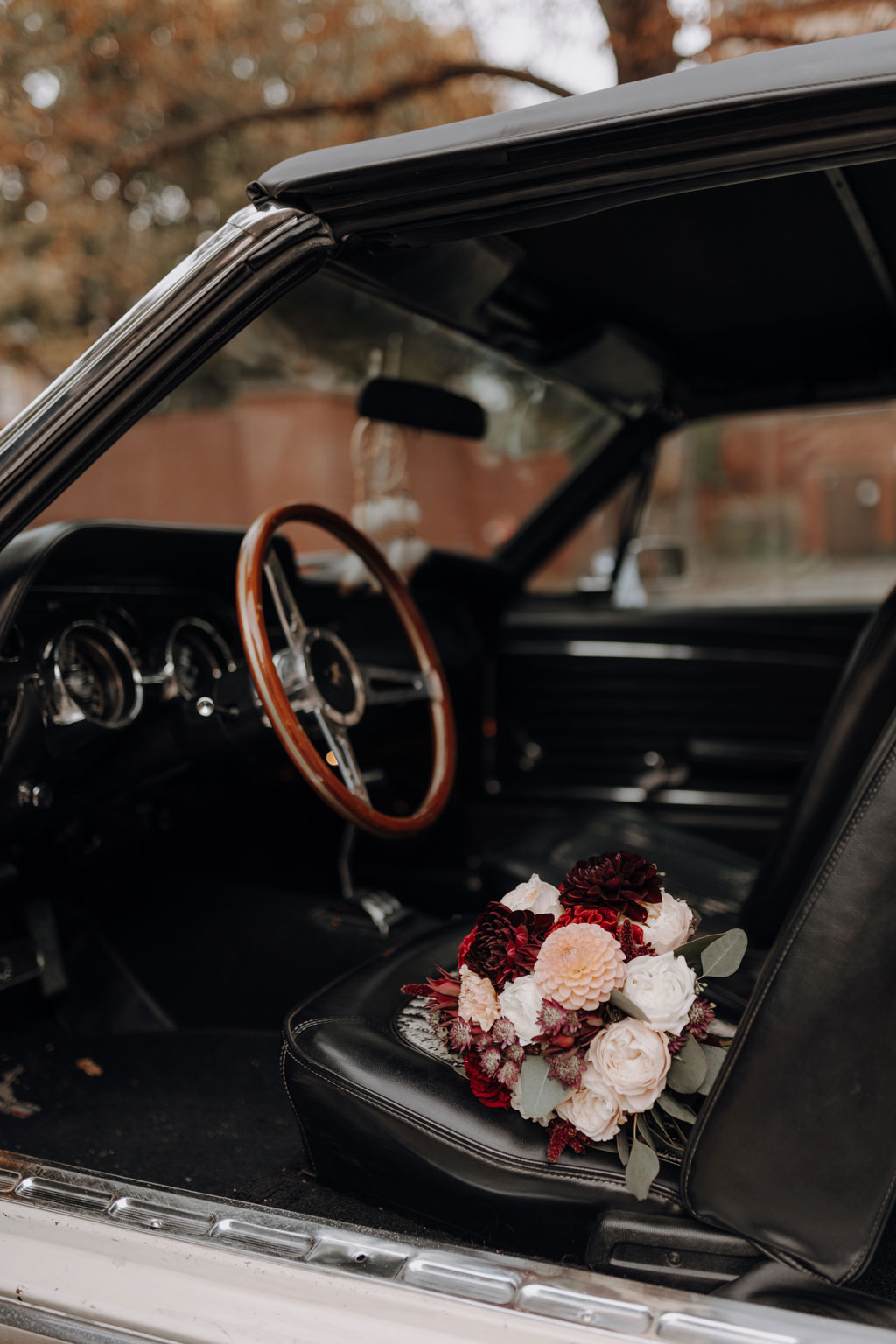 Hochzeit in der Charité in der Hoersaalrouine mit shooting an der Museumsinsel mit einem Oldtimer und dem Berliner Dom und dem Fernsehturm im Hintergrund. da haben wir Paarfotos gemacht. Brautstrauß