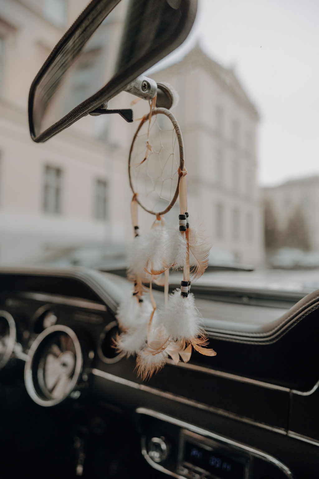 Hochzeit in der Charité in der Hoersaalrouine mit shooting an der Museumsinsel mit einem Oldtimer und dem Berliner Dom und dem Fernsehturm im Hintergrund. da haben wir Paarfotos gemacht.