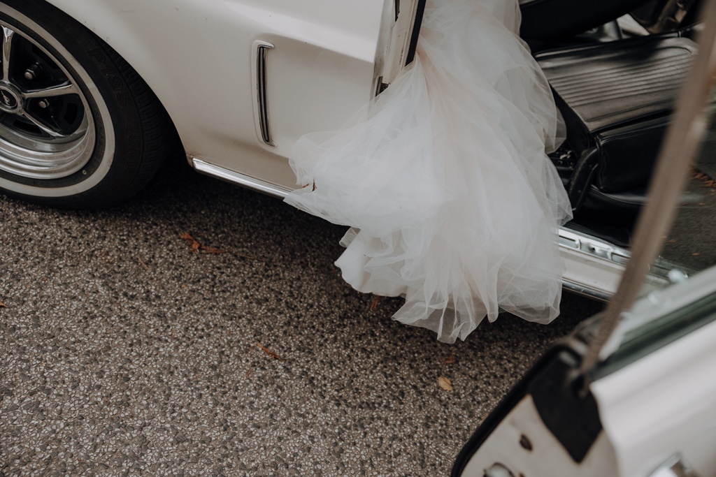 Hochzeit in der Charité in der Hoersaalrouine mit shooting an der Museumsinsel mit einem Oldtimer und dem Berliner Dom und dem Fernsehturm im Hintergrund. da haben wir Paarfotos gemacht.