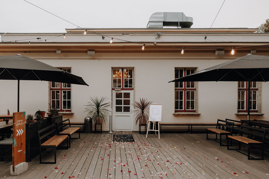 Hochzeitsfeier in der alten Turnhalle in berlin Friedrichshain mit dj jung aus berlin. Hochzeitsparty Hochzeitsfeier mit mir als Fotografin als hochzeitsfotograf inkl tortenanschnitt