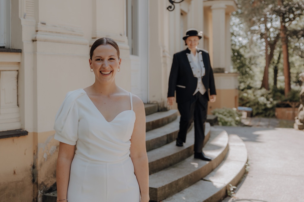 Hochzeit berlin als hochzeitsfotograf in berlin begleitet Hochzeit im Löwenpalais gleichgeschlechtliche freie trauung mit first Look und Tortenanschnitt und Hochzeitsparty