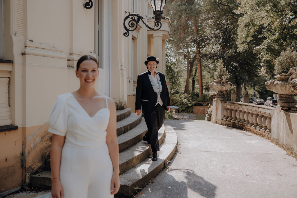 Hochzeit berlin als hochzeitsfotograf in berlin begleitet Hochzeit im Löwenpalais gleichgeschlechtliche freie trauung mit first Look und Tortenanschnitt und Hochzeitsparty