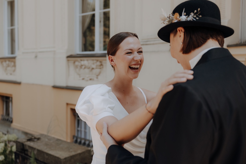 Hochzeit berlin als hochzeitsfotograf in berlin begleitet Hochzeit im Löwenpalais gleichgeschlechtliche freie trauung mit first Look und Tortenanschnitt und Hochzeitsparty