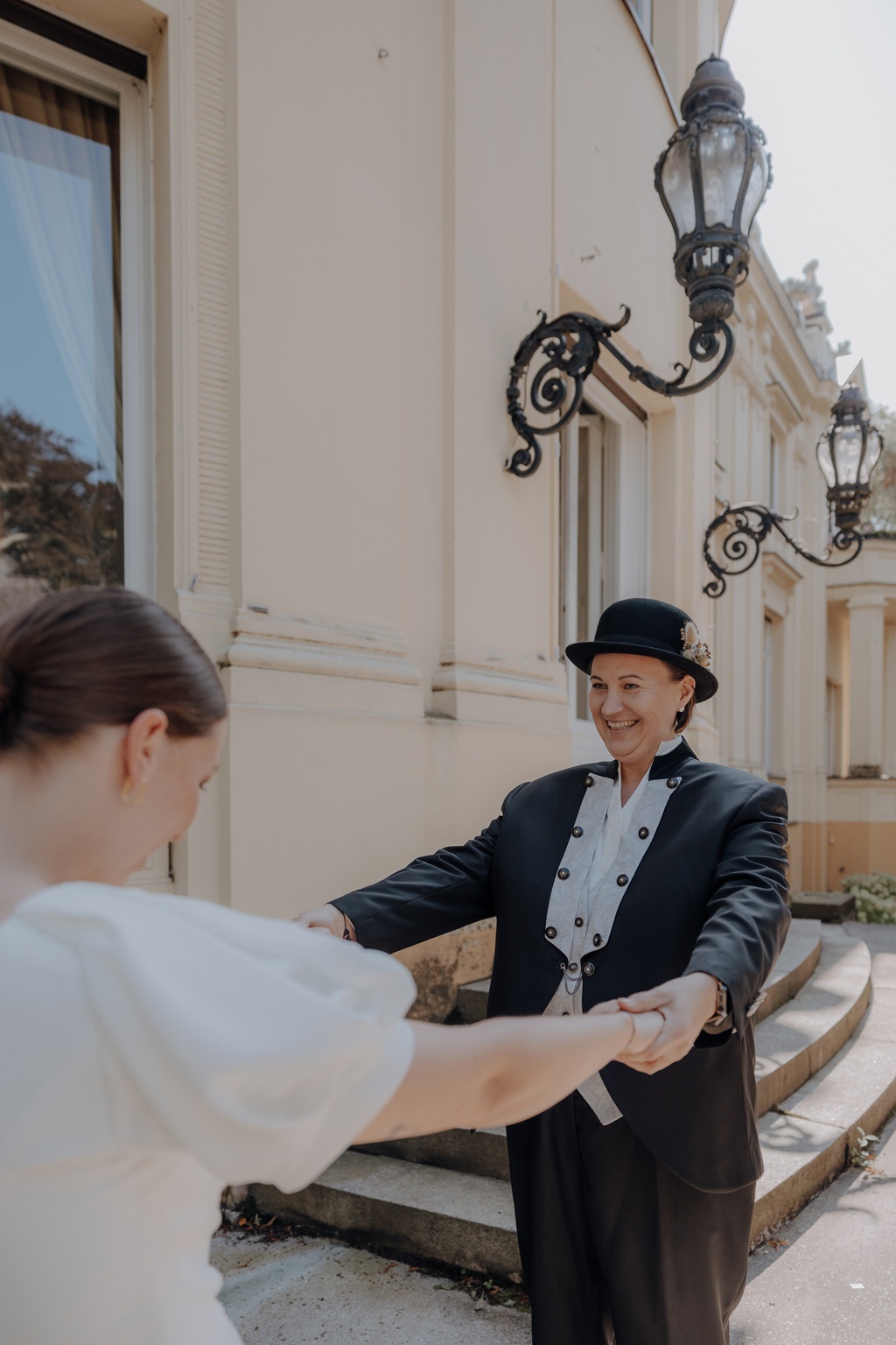 Hochzeit berlin als hochzeitsfotograf in berlin begleitet Hochzeit im Löwenpalais gleichgeschlechtliche freie trauung mit first Look und Tortenanschnitt und Hochzeitsparty