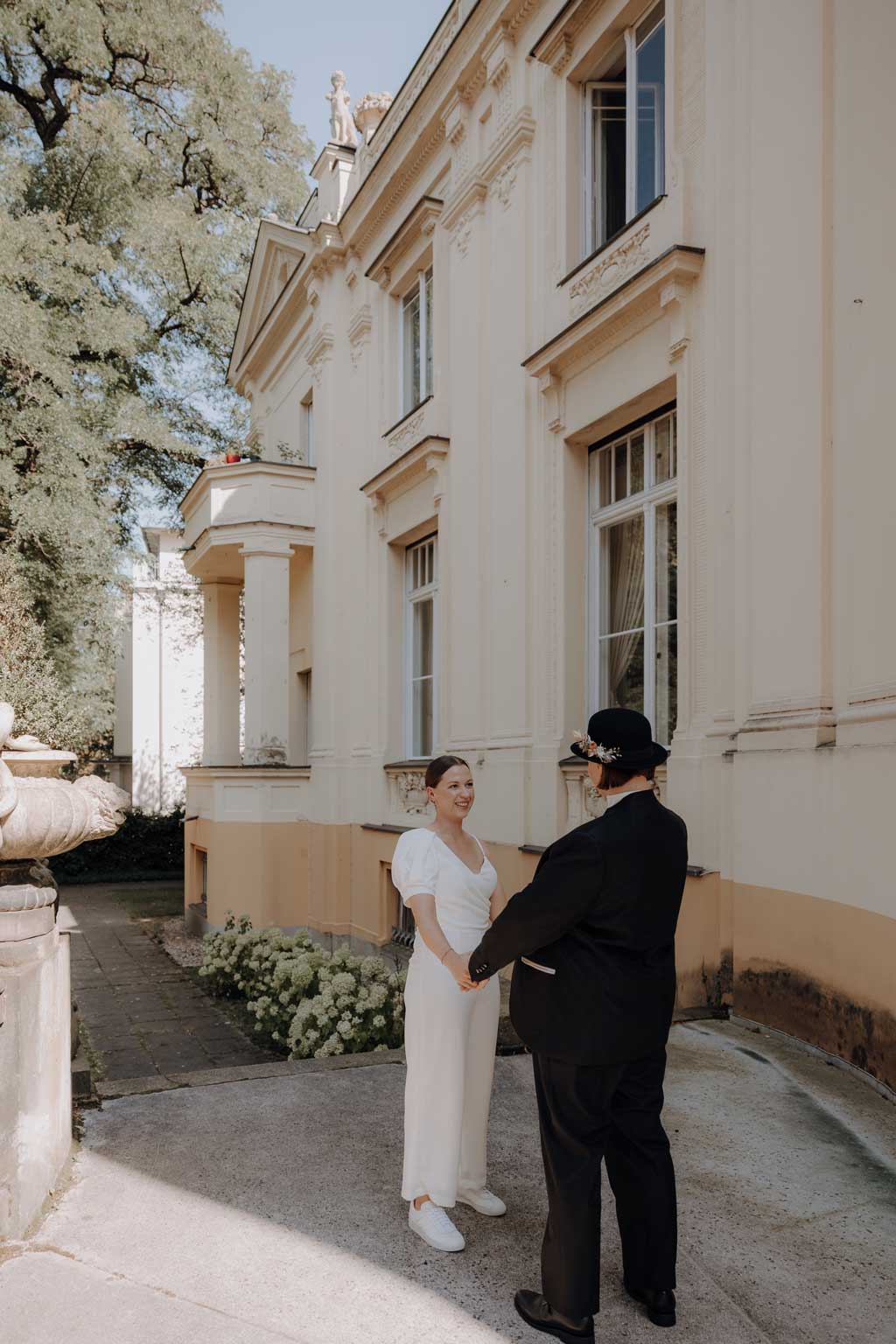 Hochzeit berlin als hochzeitsfotograf in berlin begleitet Hochzeit im Löwenpalais gleichgeschlechtliche freie trauung mit first Look und Tortenanschnitt und Hochzeitsparty