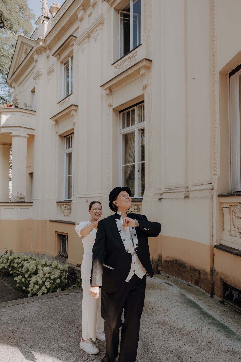 Hochzeit berlin als hochzeitsfotograf in berlin begleitet Hochzeit im Löwenpalais gleichgeschlechtliche freie trauung mit first Look und Tortenanschnitt und Hochzeitsparty