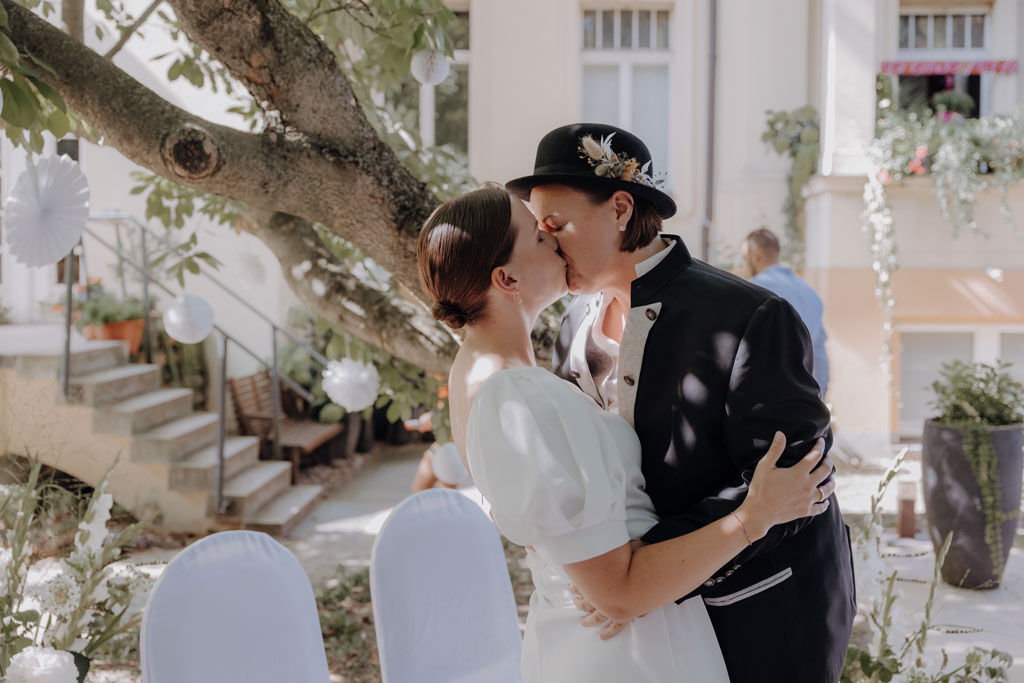 Hochzeit berlin als hochzeitsfotograf in berlin begleitet Hochzeit im Löwenpalais gleichgeschlechtliche freie trauung mit first Look und Tortenanschnitt und Hochzeitsparty