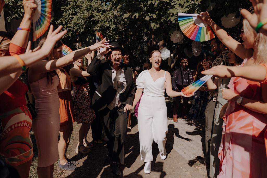 Hochzeit berlin als hochzeitsfotograf in berlin begleitet Hochzeit im Löwenpalais gleichgeschlechtliche freie trauung mit first Look und Tortenanschnitt und Hochzeitsparty