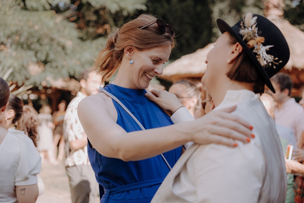 Hochzeit berlin als hochzeitsfotograf in berlin begleitet Hochzeit im Löwenpalais gleichgeschlechtliche freie trauung mit first Look und Tortenanschnitt und Hochzeitsparty