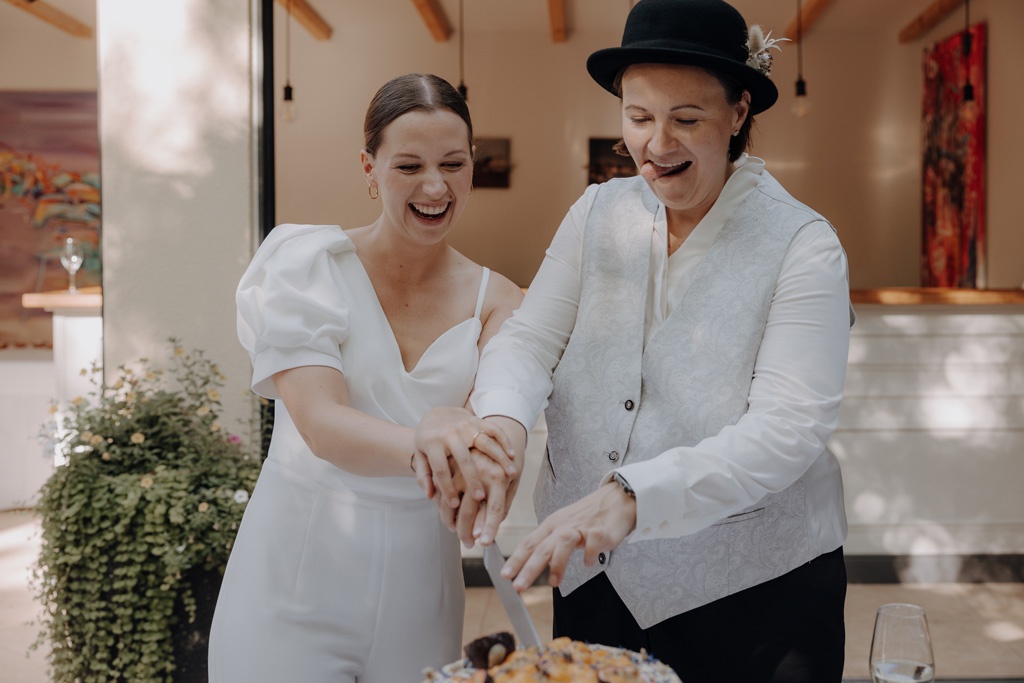 Hochzeit berlin als hochzeitsfotograf in berlin begleitet Hochzeit im Löwenpalais gleichgeschlechtliche freie trauung mit first Look und Tortenanschnitt und Hochzeitsparty