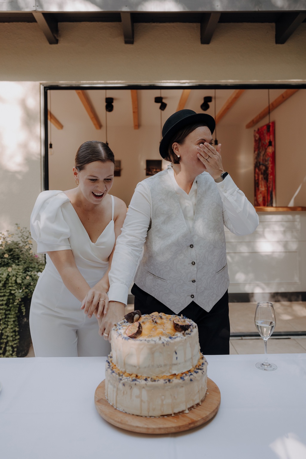 Hochzeit berlin als hochzeitsfotograf in berlin begleitet Hochzeit im Löwenpalais gleichgeschlechtliche freie trauung mit first Look und Tortenanschnitt und Hochzeitsparty