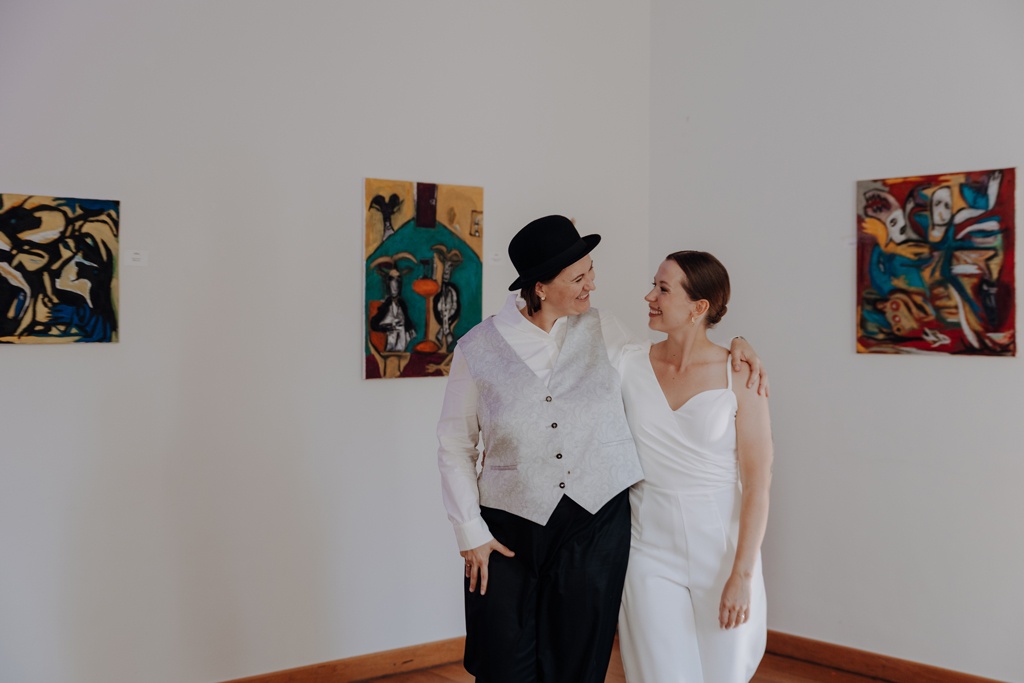 Hochzeit berlin als hochzeitsfotograf in berlin begleitet Hochzeit im Löwenpalais gleichgeschlechtliche freie trauung mit first Look und Tortenanschnitt und Hochzeitsparty