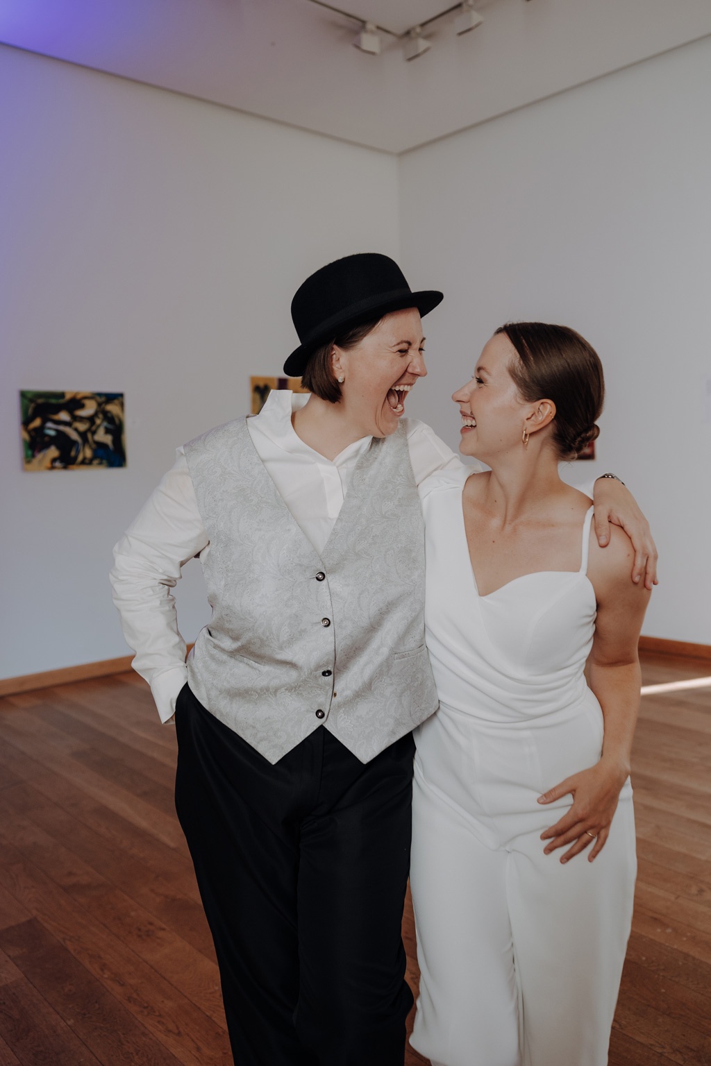 Hochzeit berlin als hochzeitsfotograf in berlin begleitet Hochzeit im Löwenpalais gleichgeschlechtliche freie trauung mit first Look und Tortenanschnitt und Hochzeitsparty