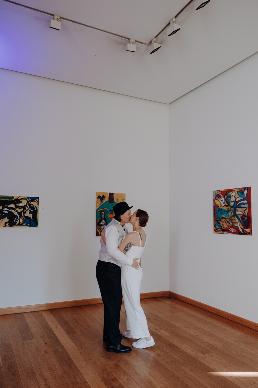 Hochzeit berlin als hochzeitsfotograf in berlin begleitet Hochzeit im Löwenpalais gleichgeschlechtliche freie trauung mit first Look und Tortenanschnitt und Hochzeitsparty