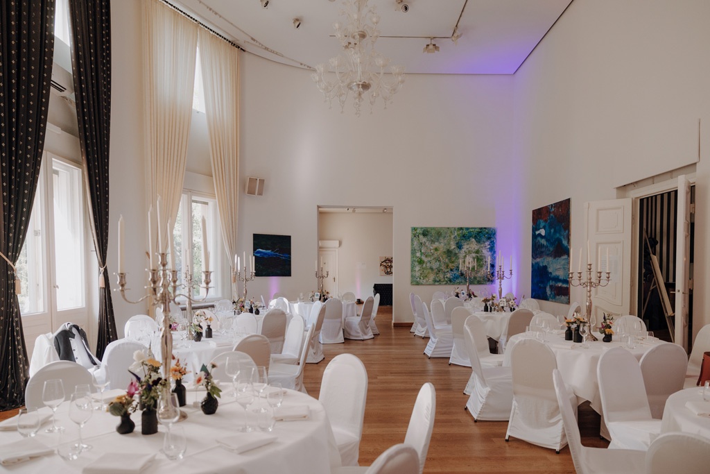 Hochzeit berlin als hochzeitsfotograf in berlin begleitet Hochzeit im Löwenpalais gleichgeschlechtliche freie trauung mit first Look und Tortenanschnitt und Hochzeitsparty