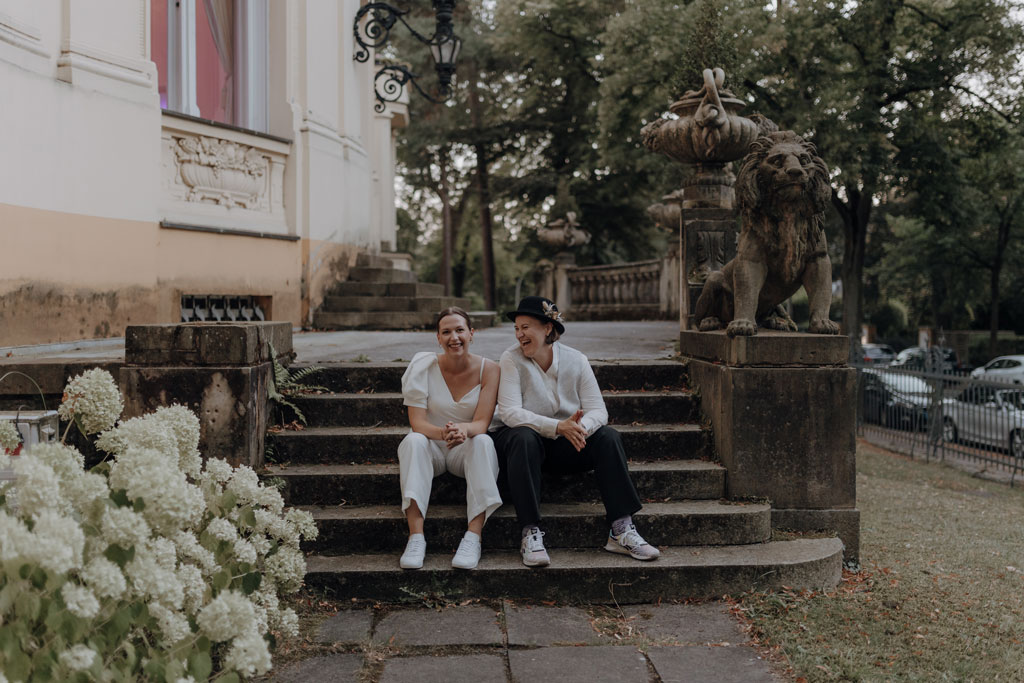 Hochzeit berlin als hochzeitsfotograf in berlin begleitet Hochzeit im Löwenpalais gleichgeschlechtliche freie trauung mit first Look und Tortenanschnitt und Hochzeitsparty