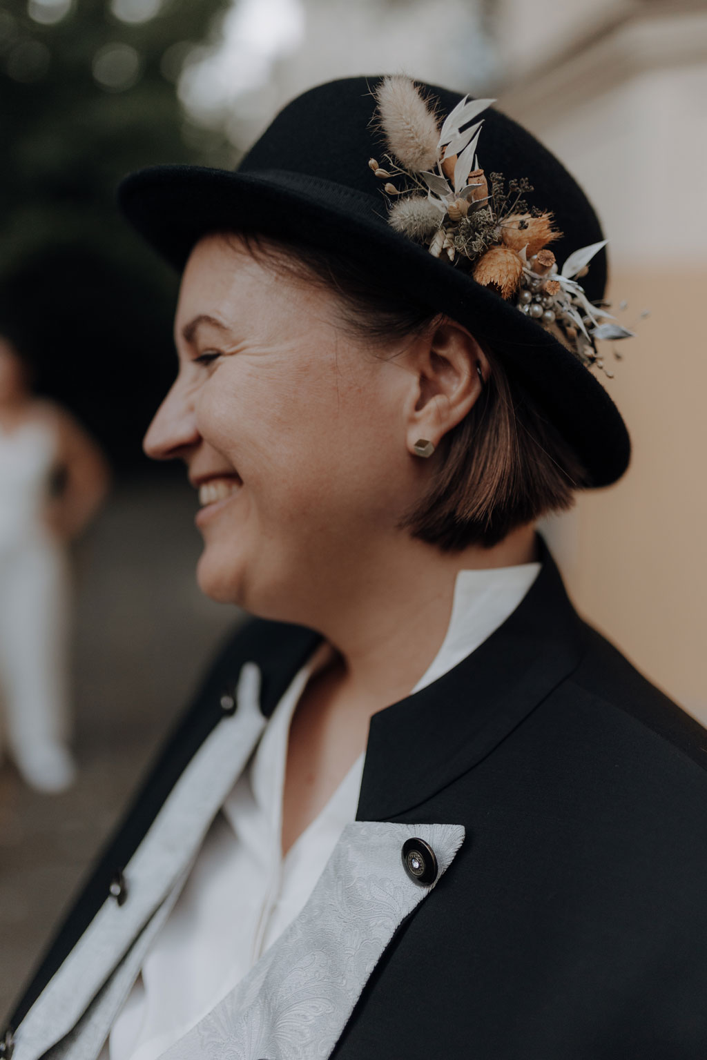 Hochzeit berlin als hochzeitsfotograf in berlin begleitet Hochzeit im Löwenpalais gleichgeschlechtliche freie trauung mit first Look und Tortenanschnitt und Hochzeitsparty