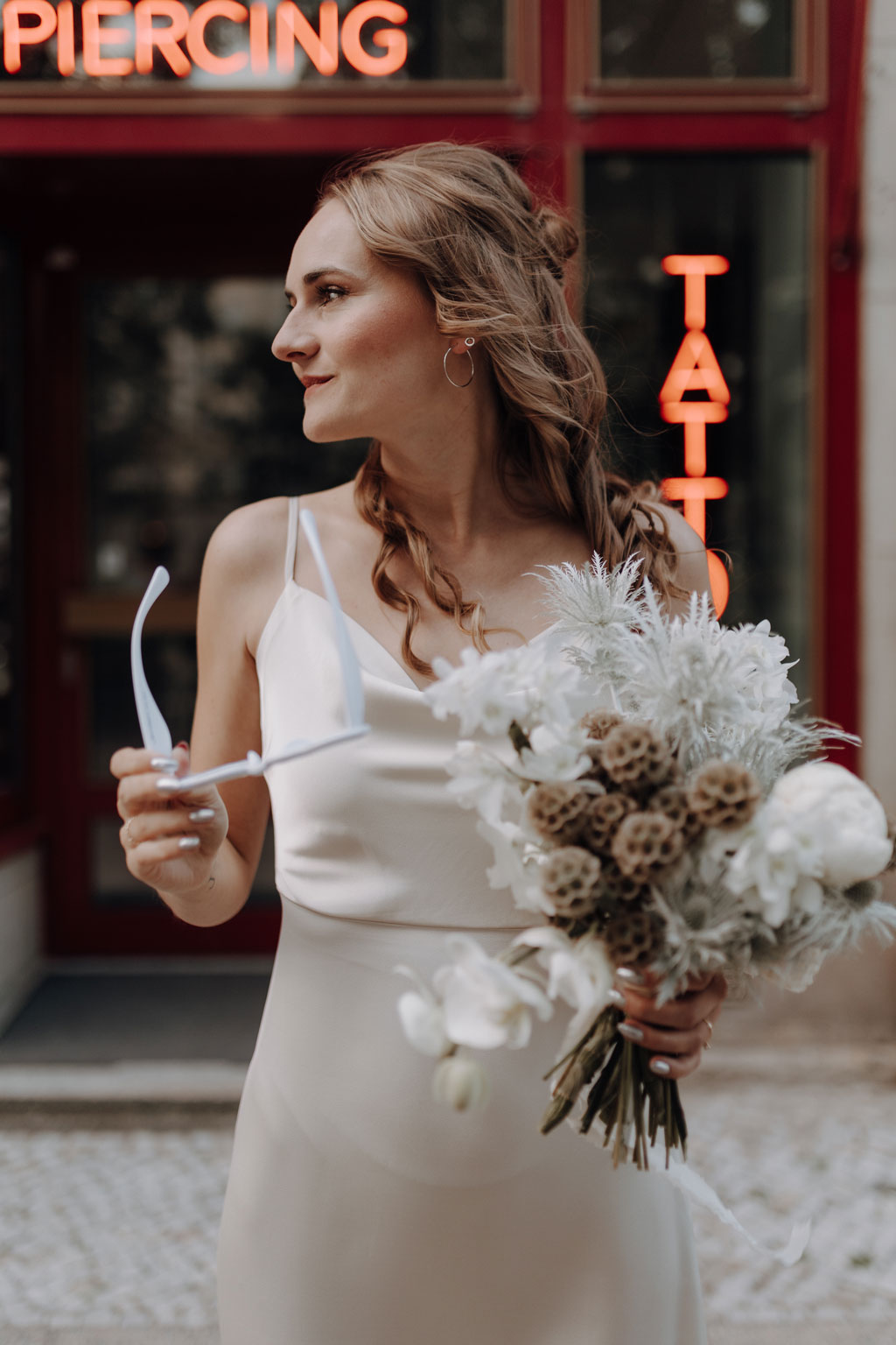 Hochzeit in berlin an der Frankfurter Allee mit Fernsehturm im Hintergrund und Tattoo und Piercing studio. Eheringe auf pizza. Paarfotos in berlin. Hochzeit mitten in berlin. außergewöhnliche Festival rock Hochzeit. Festival Hochzeit. rock Hochzeit.