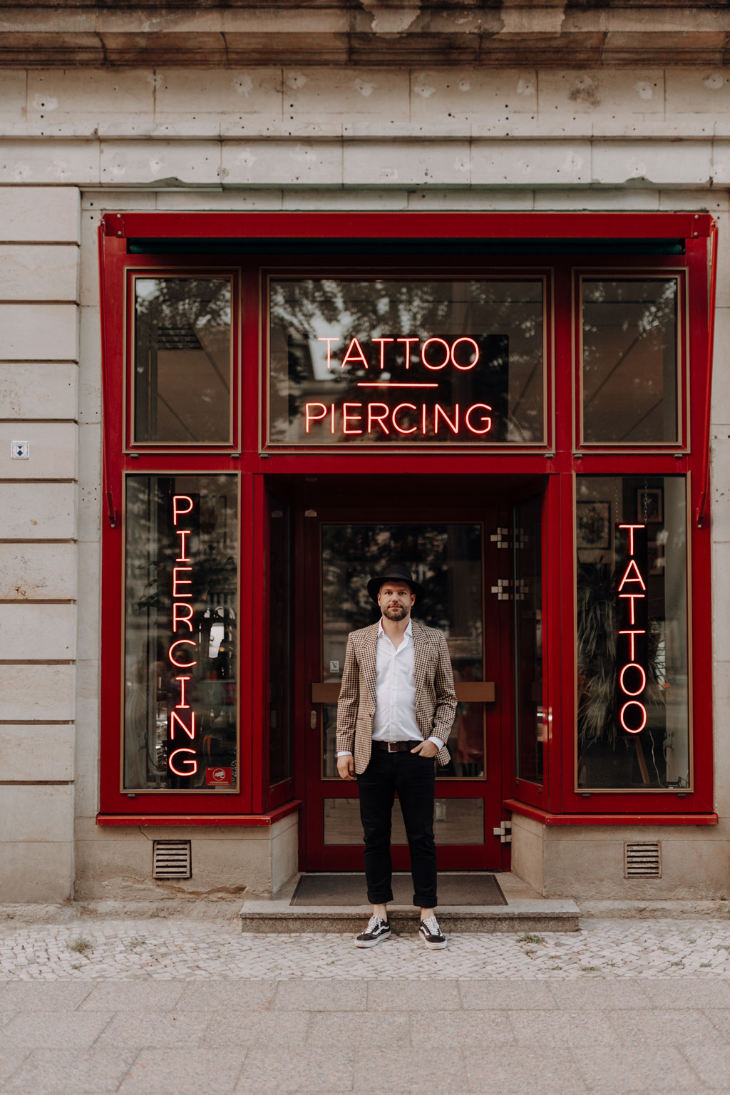 Hochzeit in berlin an der Frankfurter Allee mit Fernsehturm im Hintergrund und Tattoo und Piercing studio. Eheringe auf pizza. Paarfotos in berlin. Hochzeit mitten in berlin. außergewöhnliche Festival rock Hochzeit. Festival Hochzeit. rock Hochzeit.