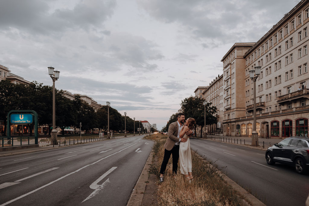 Hochzeit in berlin an der Frankfurter Allee mit Fernsehturm im Hintergrund und Tattoo und Piercing studio. Eheringe auf pizza. Paarfotos in berlin. Hochzeit mitten in berlin. außergewöhnliche Festival rock Hochzeit. Festival Hochzeit. rock Hochzeit.