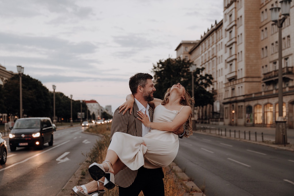 Hochzeit in berlin an der Frankfurter Allee mit Fernsehturm im Hintergrund und Tattoo und Piercing studio. Eheringe auf pizza. Paarfotos in berlin. Hochzeit mitten in berlin. außergewöhnliche Festival rock Hochzeit. Festival Hochzeit. rock Hochzeit.