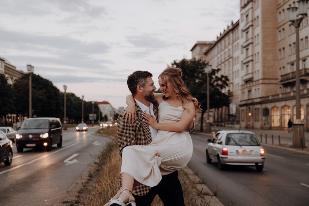 Hochzeit in berlin an der Frankfurter Allee mit Fernsehturm im Hintergrund und Tattoo und Piercing studio. Eheringe auf pizza. Paarfotos in berlin. Hochzeit mitten in berlin. außergewöhnliche Festival rock Hochzeit. Festival Hochzeit. rock Hochzeit.