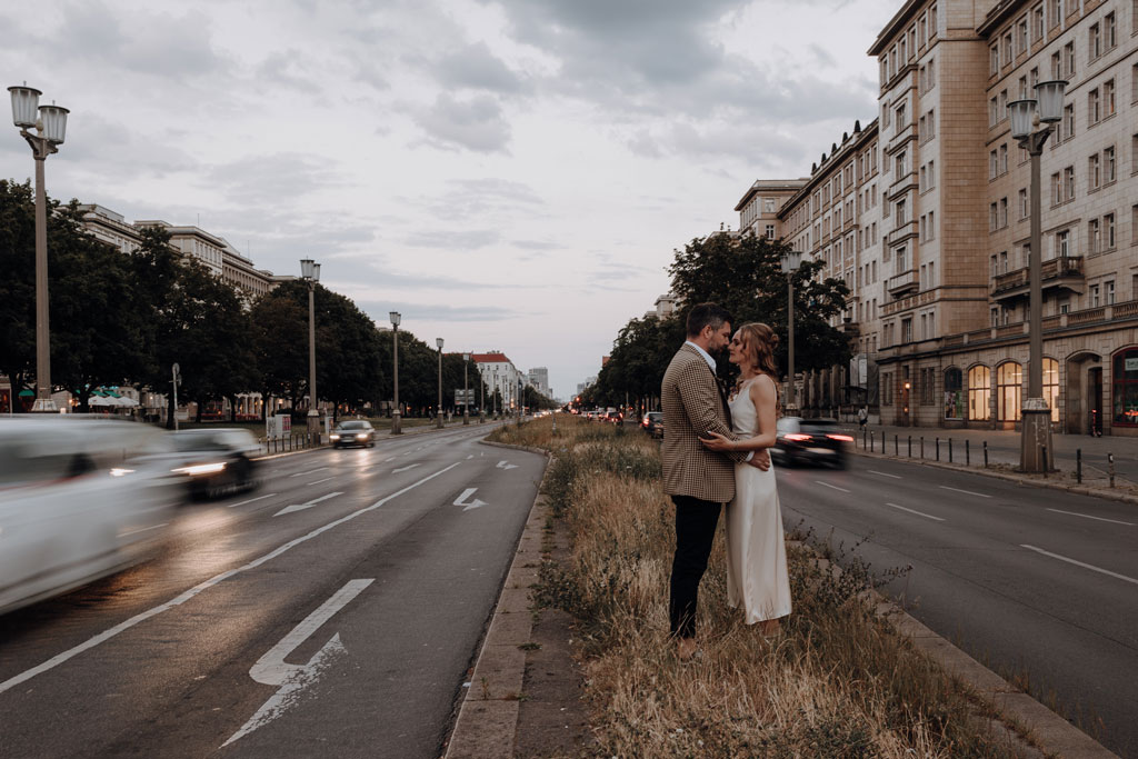 Hochzeit in berlin an der Frankfurter Allee mit Fernsehturm im Hintergrund und Tattoo und Piercing studio. Eheringe auf pizza. Paarfotos in berlin. Hochzeit mitten in berlin. außergewöhnliche Festival rock Hochzeit. Festival Hochzeit. rock Hochzeit.