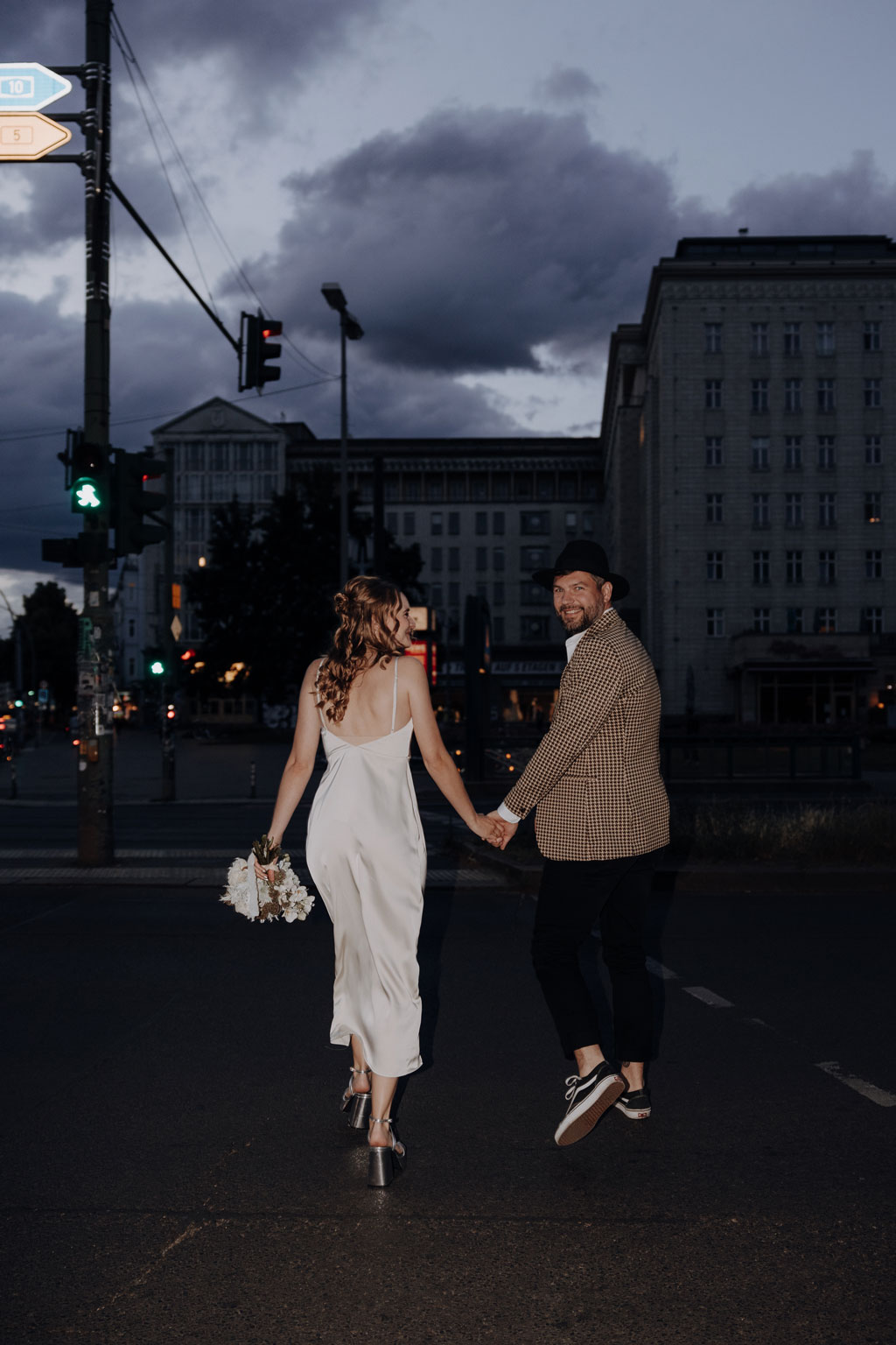 Hochzeit in berlin an der Frankfurter Allee mit Fernsehturm im Hintergrund und Tattoo und Piercing studio. Eheringe auf pizza. Paarfotos in berlin. Hochzeit mitten in berlin. außergewöhnliche Festival rock Hochzeit. Festival Hochzeit. rock Hochzeit.fotoworkshop Blitzworkshop berlin