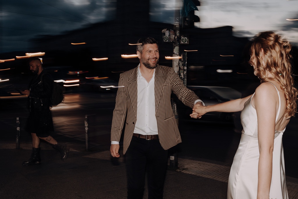 Hochzeit in berlin an der Frankfurter Allee mit Fernsehturm im Hintergrund und Tattoo und Piercing studio. Eheringe auf pizza. Paarfotos in berlin. Hochzeit mitten in berlin. außergewöhnliche Festival rock Hochzeit. Festival Hochzeit. rock Hochzeit.