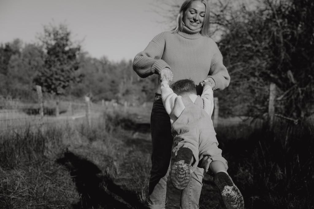 familienfotos familienfotografie kindefotos in Berlin Karlshorst in der Natur mit mama und Sohn. familienfotoshooting zu zweit im freuen mit Schafen auf einem Feld.