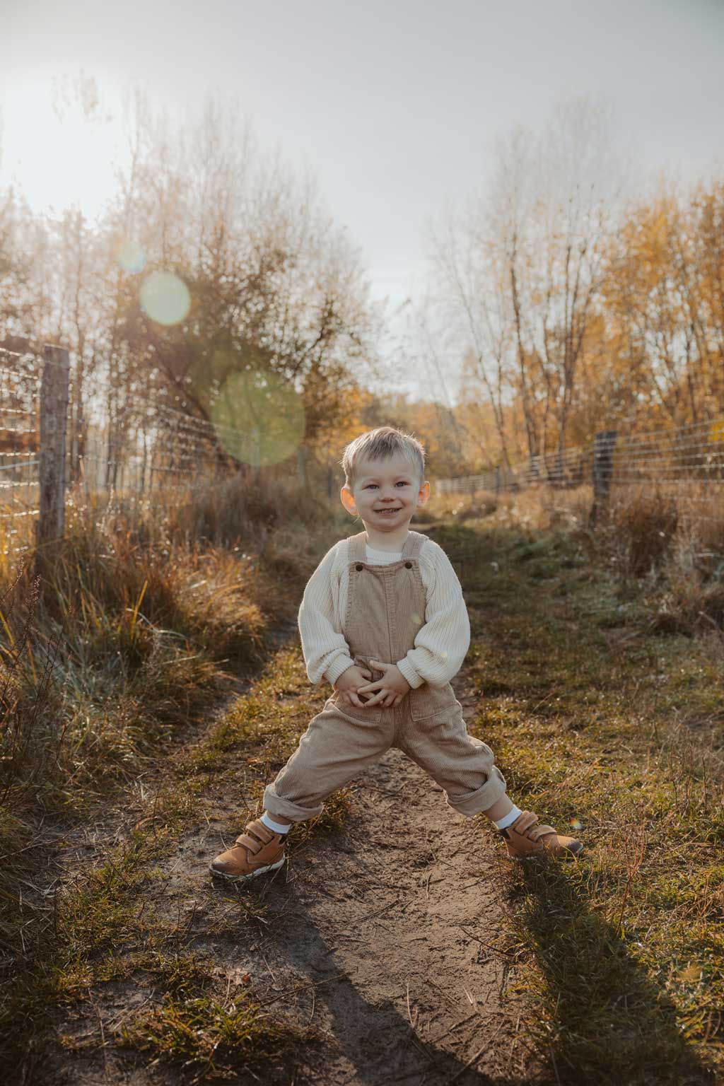 familienfotos familienfotografie kindefotos in Berlin Karlshorst in der Natur mit mama und Sohn. familienfotoshooting zu zweit im freuen mit Schafen auf einem Feld.