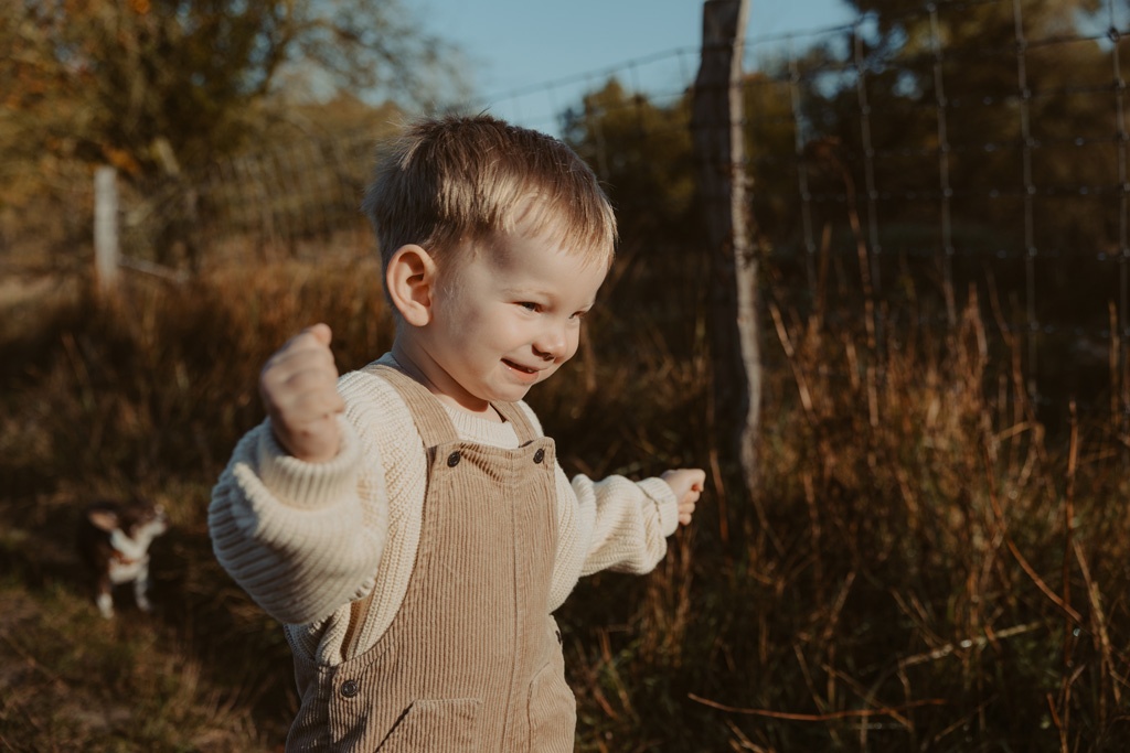 familienfotos familienfotografie kindefotos in Berlin Karlshorst in der Natur mit mama und Sohn. familienfotoshooting zu zweit im freuen mit Schafen auf einem Feld.