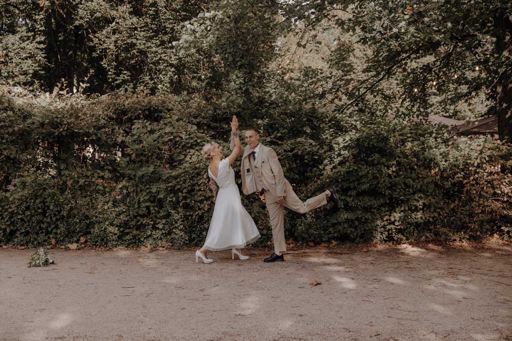 standesamtliche Hochzeit im Rathaus pankow. Paarfotos und familienfotos im Bürgerpark in pankow in berlin. Hochzeitsfotos und Gruppenfotos.