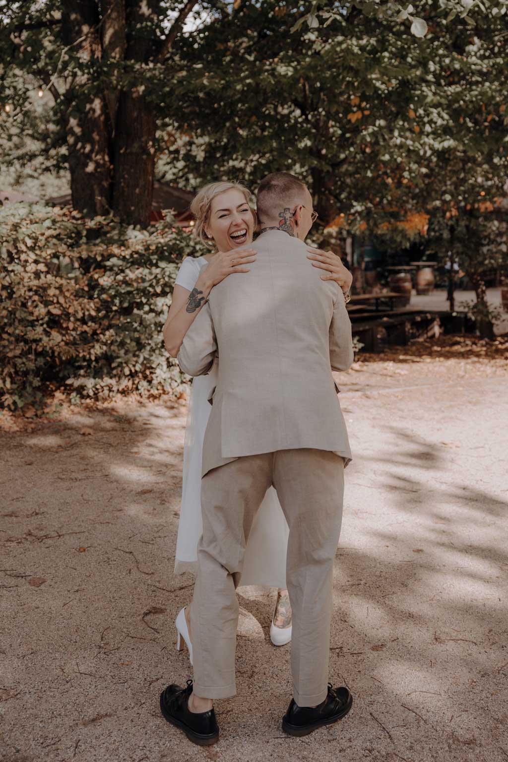 standesamtliche Hochzeit im Rathaus pankow. Paarfotos und familienfotos im Bürgerpark in pankow in berlin. Hochzeitsfotos und Gruppenfotos.