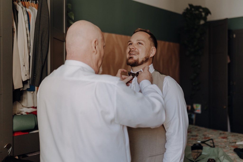 Hochzeit in der osteria maria in berlin steglitz und trauung in der evangelischen Kirche in Charlottenburg am lietzensee. kirchliche trauung.hochzeitsfotos.opaarfotos.fotoshooting. brautpaarshootiung.