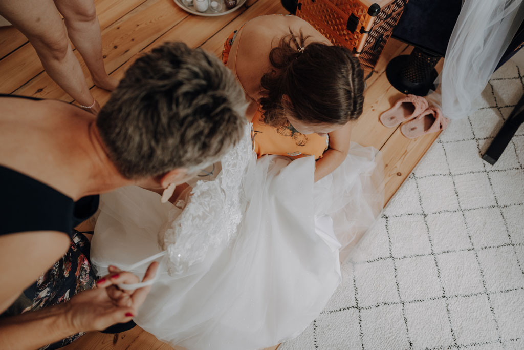 Hochzeit in der osteria maria in berlin steglitz und trauung in der evangelischen Kirche in Charlottenburg am lietzensee. kirchliche trauung.hochzeitsfotos.opaarfotos.fotoshooting. brautpaarshootiung.