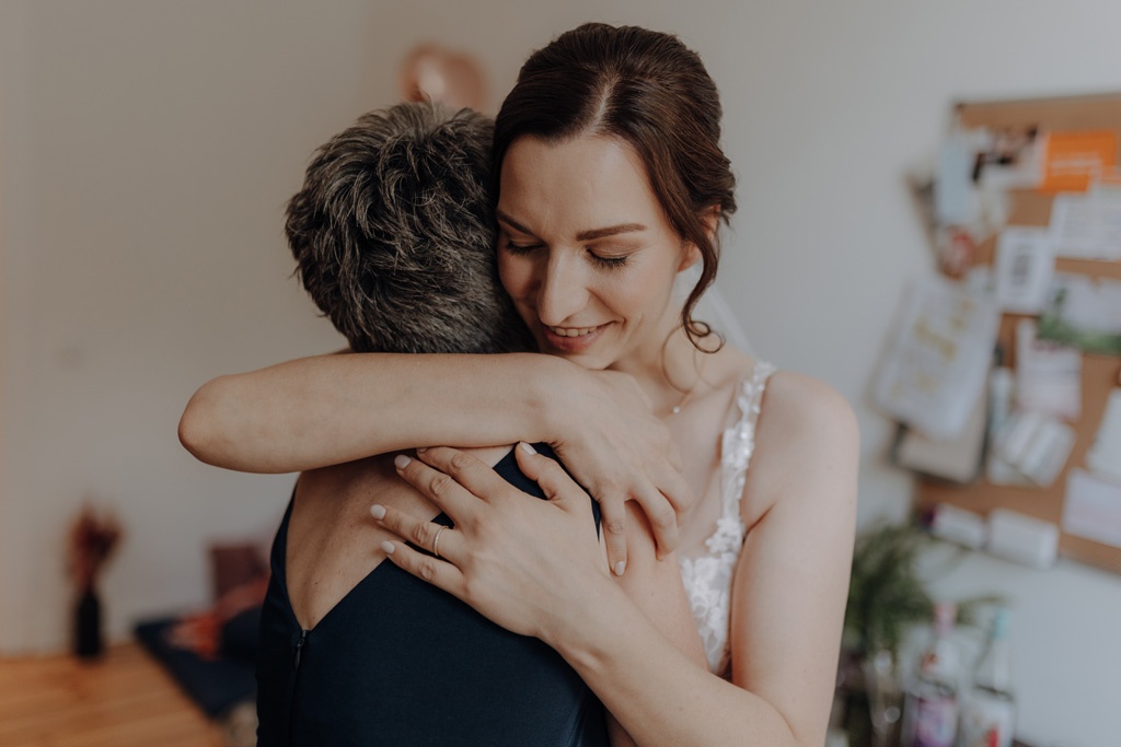 Hochzeit in der osteria maria in berlin steglitz und trauung in der evangelischen Kirche in Charlottenburg am lietzensee. kirchliche trauung.hochzeitsfotos.opaarfotos.fotoshooting. brautpaarshootiung.