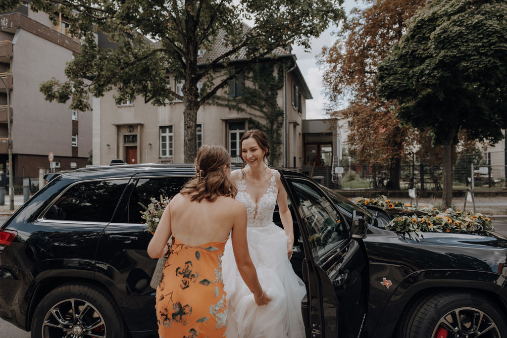 Hochzeit in der osteria maria in berlin steglitz und trauung in der evangelischen Kirche in Charlottenburg am lietzensee. kirchliche trauung.hochzeitsfotos.opaarfotos.fotoshooting. brautpaarshootiung.