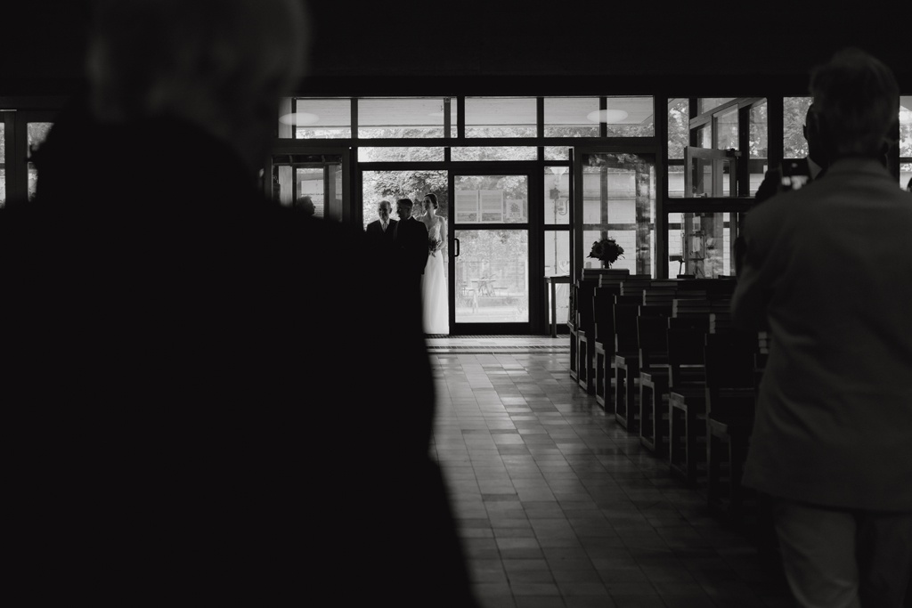 Hochzeit in der osteria maria in berlin steglitz und trauung in der evangelischen Kirche in Charlottenburg am lietzensee. kirchliche trauung.hochzeitsfotos.opaarfotos.fotoshooting. brautpaarshootiung.