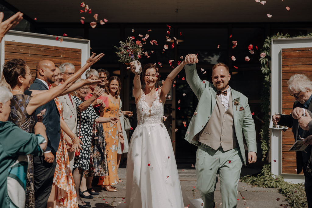 Hochzeit in der osteria maria in berlin steglitz und trauung in der evangelischen Kirche in Charlottenburg am lietzensee. kirchliche trauung.hochzeitsfotos.opaarfotos.fotoshooting. brautpaarshootiung.