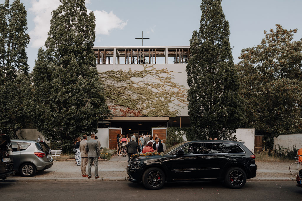 Hochzeit in der osteria maria in berlin steglitz und trauung in der evangelischen Kirche in Charlottenburg am lietzensee. kirchliche trauung.hochzeitsfotos.opaarfotos.fotoshooting. brautpaarshootiung.