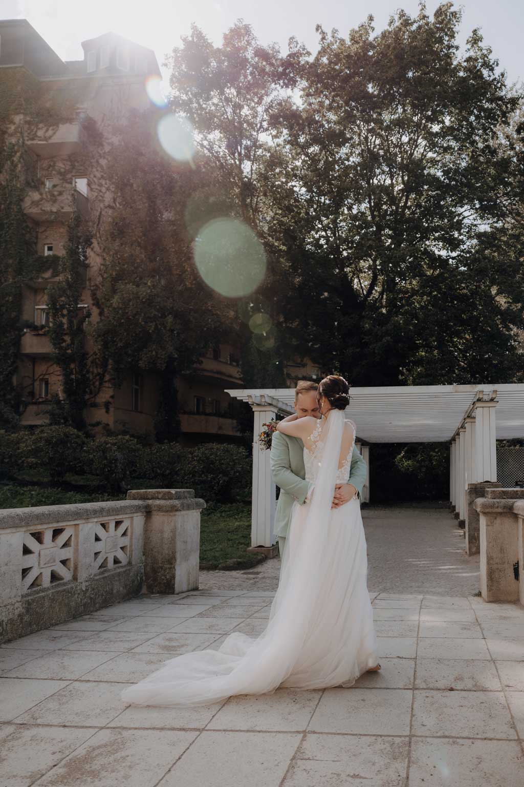 Hochzeit in der osteria maria in berlin steglitz und trauung in der evangelischen Kirche in Charlottenburg am lietzensee. kirchliche trauung.hochzeitsfotos.opaarfotos.fotoshooting. brautpaarshootiung.