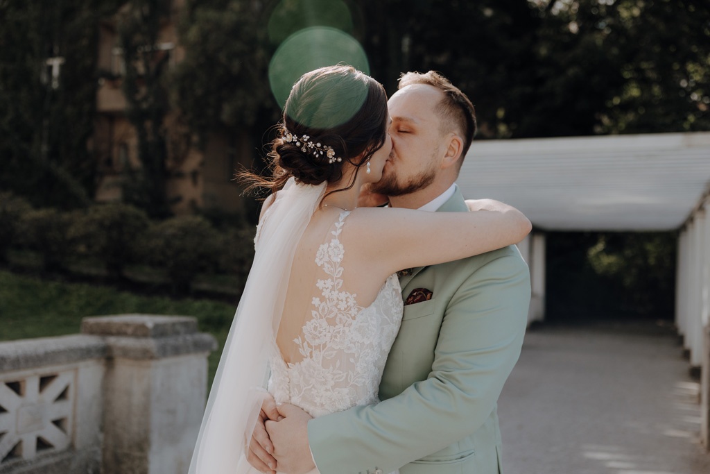 Hochzeit in der osteria maria in berlin steglitz und trauung in der evangelischen Kirche in Charlottenburg am lietzensee. kirchliche trauung.hochzeitsfotos.opaarfotos.fotoshooting. brautpaarshootiung.