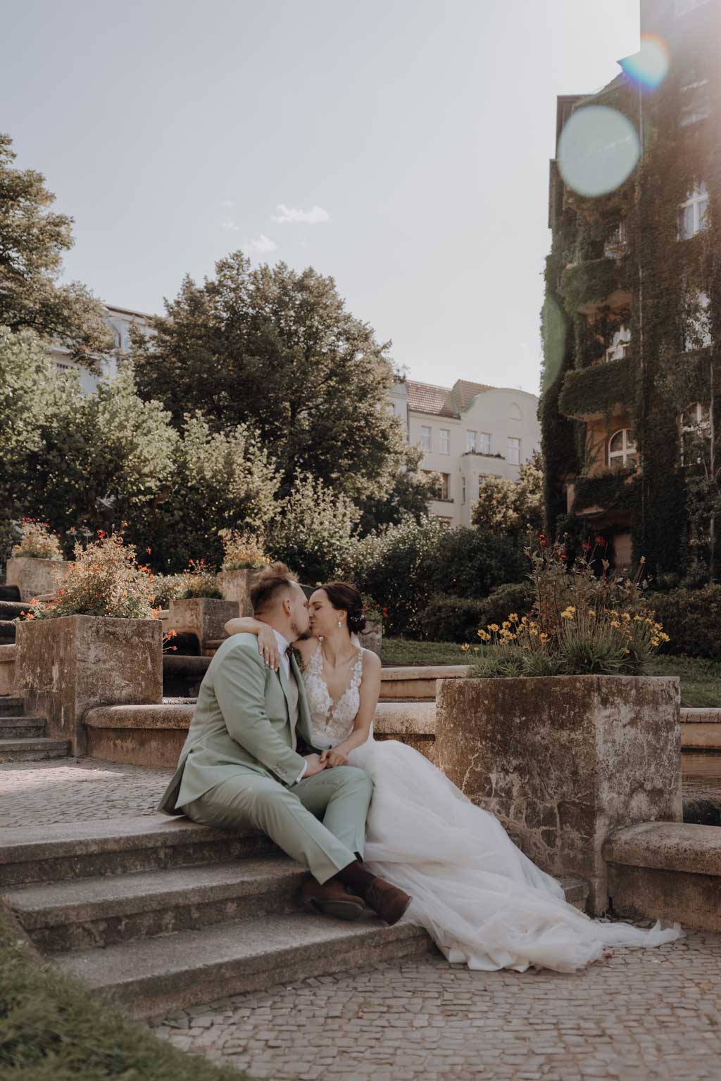 Hochzeit in der osteria maria in berlin steglitz und trauung in der evangelischen Kirche in Charlottenburg am lietzensee. kirchliche trauung.hochzeitsfotos.opaarfotos.fotoshooting. brautpaarshootiung.