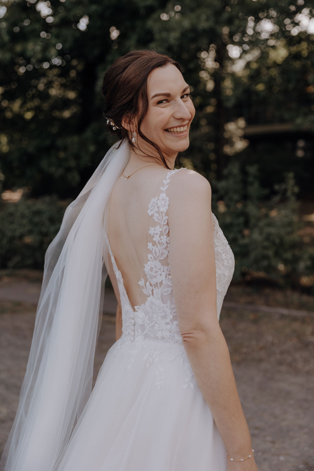 Hochzeit in der osteria maria in berlin steglitz und trauung in der evangelischen Kirche in Charlottenburg am lietzensee. kirchliche trauung.hochzeitsfotos.opaarfotos.fotoshooting. brautpaarshootiung.