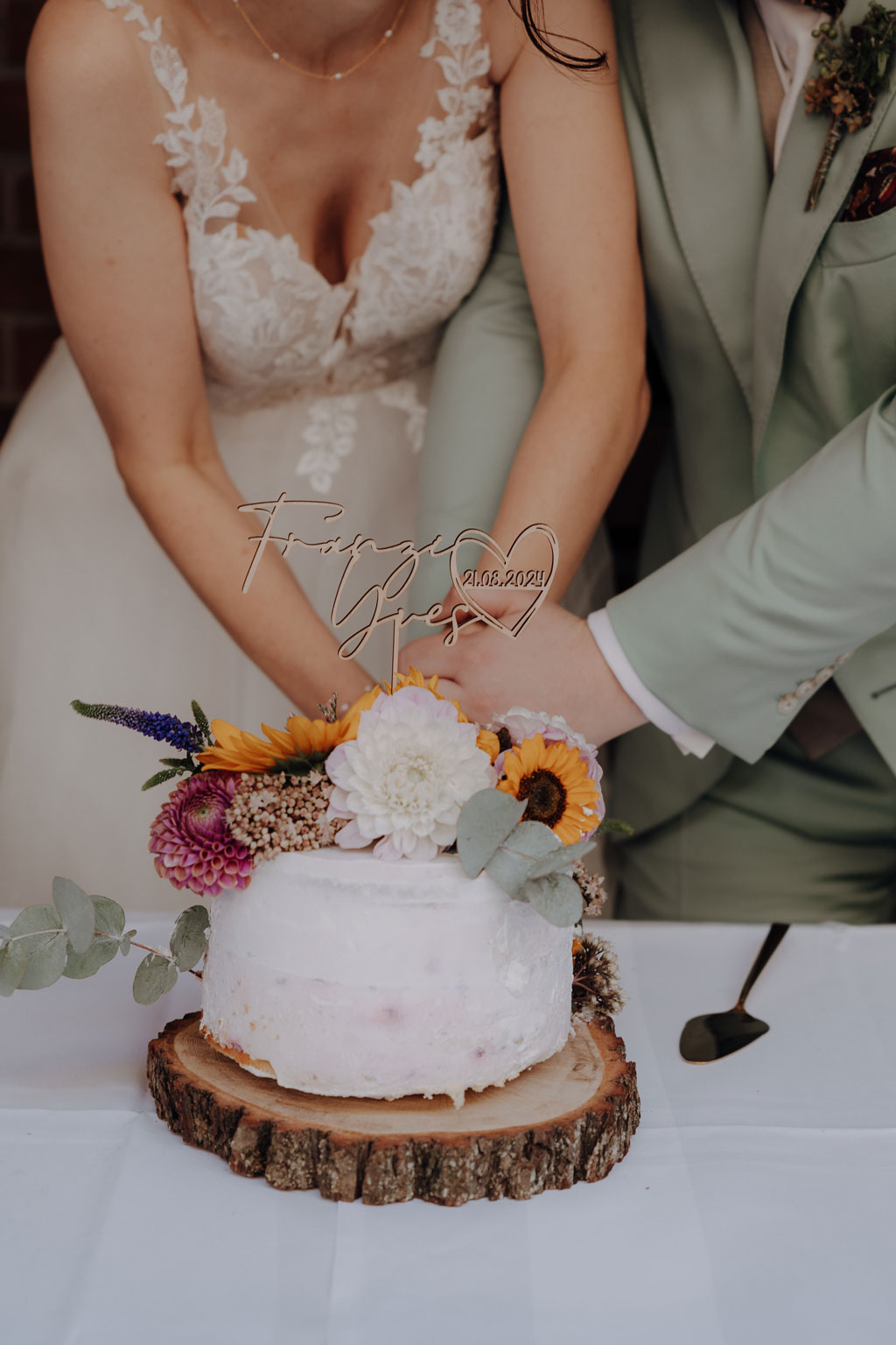 Hochzeit in der osteria maria in berlin steglitz und trauung in der evangelischen Kirche in Charlottenburg am lietzensee. kirchliche trauung.hochzeitsfotos.opaarfotos.fotoshooting. brautpaarshootiung.