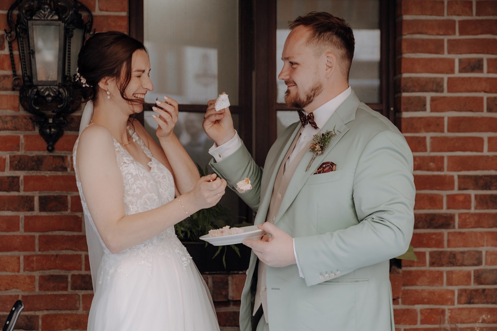 Hochzeit in der osteria maria in berlin steglitz und trauung in der evangelischen Kirche in Charlottenburg am lietzensee. kirchliche trauung.hochzeitsfotos.opaarfotos.fotoshooting. brautpaarshootiung.