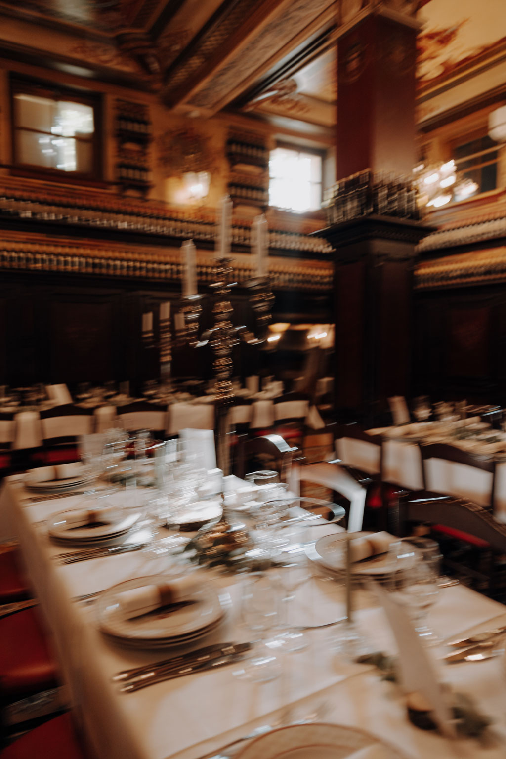 Hochzeit in der osteria maria in berlin steglitz und trauung in der evangelischen Kirche in Charlottenburg am lietzensee. kirchliche trauung.hochzeitsfotos.opaarfotos.fotoshooting. brautpaarshootiung.