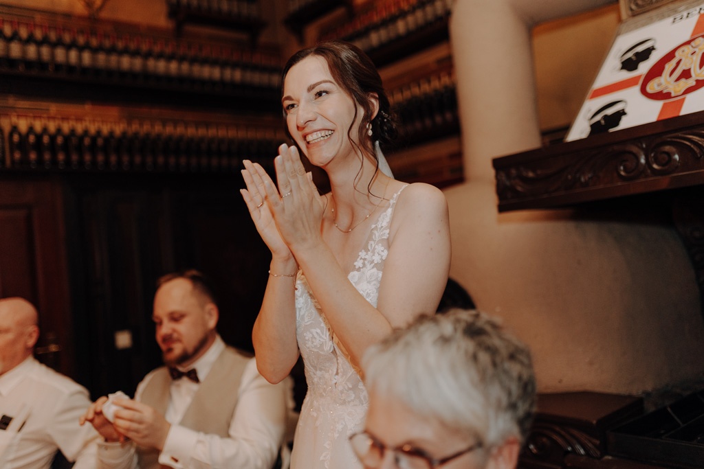 Hochzeit in der osteria maria in berlin steglitz und trauung in der evangelischen Kirche in Charlottenburg am lietzensee. kirchliche trauung.hochzeitsfotos.opaarfotos.fotoshooting. brautpaarshootiung.